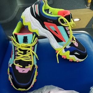 Woman's tennis shoes